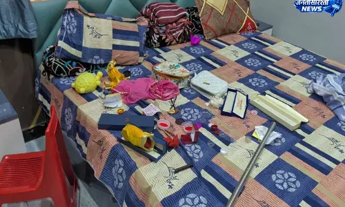 सेंट्रल लॉक तोड़कर घर में घुसे चोर, लाखों के जेवर लेकर चोर फरार सेंट्रल लॉक तोड़कर घर में घुसे चोर, लाखों के जेवर लेकर चोर फरार