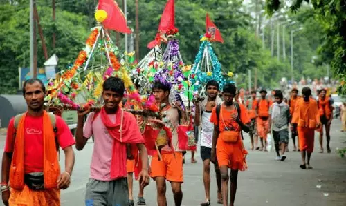 Haridwar: पांच साल के बच्चों के कंधों पर कांवड़, हरिद्वार में दिखी अद्भुत आस्था Haridwar: पांच साल के बच्चों के कंधों पर कांवड़, हरिद्वार में दिखी अद्भुत आस्था