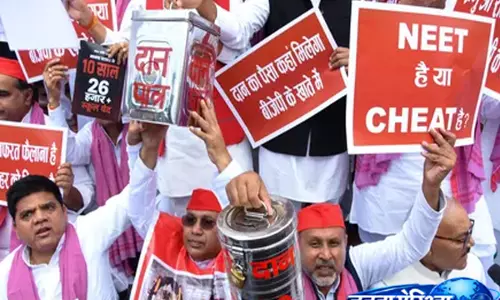 UP विधानसभा में हंगामे का हाई वोल्टेज ड्रामा, बजट चर्चा के दौरान बढ़ा तनाव UP विधानसभा में हंगामे का हाई वोल्टेज ड्रामा, बजट चर्चा के दौरान बढ़ा तनाव