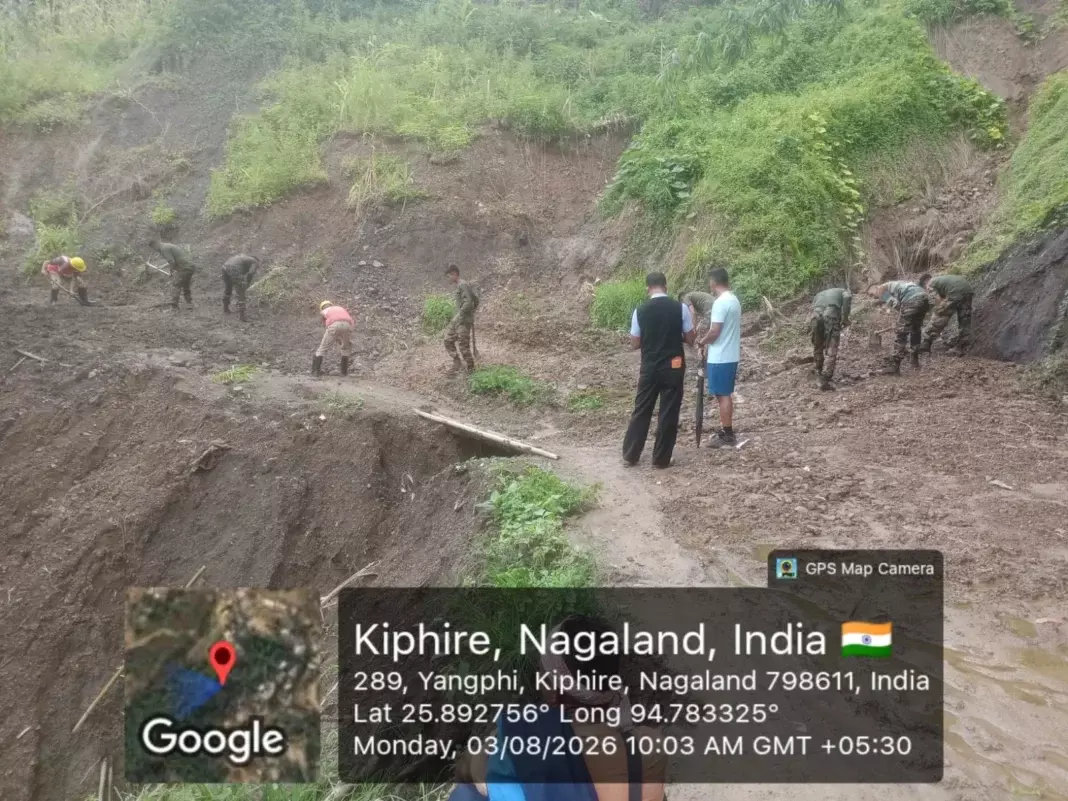 किफायर में भूस्खलन से मुख्य सड़कें बाधित हुईं किफायर में भूस्खलन से मुख्य सड़कें बाधित हुईं