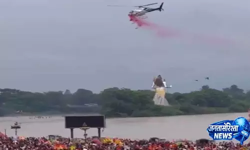 हरिद्वार में कांवड़ियों पर पुष्पवर्षा, CM धामी बोले- हर पंखुड़ी शिवभक्तों की श्रद्धा को नमन हरिद्वार में कांवड़ियों पर पुष्पवर्षा, CM धामी बोले- हर पंखुड़ी शिवभक्तों की श्रद्धा को नमन