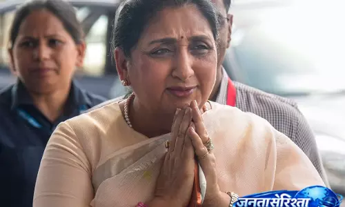 गूंगी गुड़िया बयान पर महाराष्ट्र में सियासी तूफान, कांग्रेस घिरी गूंगी गुड़िया बयान पर महाराष्ट्र में सियासी तूफान, कांग्रेस घिरी