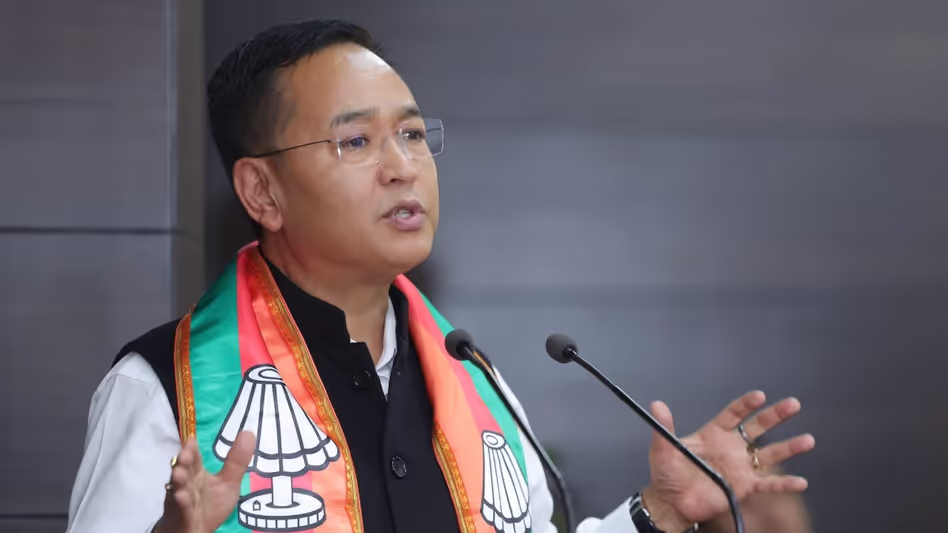 Sikkim CM ने माताओं के लिए 51,000 रुपये के आमा सम्मान पुरस्कार का अनावरण किया Sikkim CM ने माताओं के लिए 51,000 रुपये के आमा सम्मान पुरस्कार का अनावरण किया