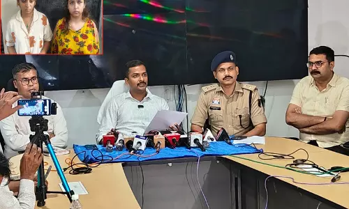 ब्लैकमनी को असली बनाने का झांसा देकर करोड़ों की ठगी, दो महिलाएं गिरफ्तार ब्लैकमनी को असली बनाने का झांसा देकर करोड़ों की ठगी, दो महिलाएं गिरफ्तार