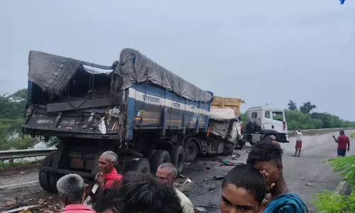 रतनपुर में भीषण सड़क हादसा, तीन ट्रेलर भिड़े, चालक गंभीर रतनपुर में भीषण सड़क हादसा, तीन ट्रेलर भिड़े, चालक गंभीर