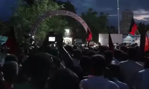 उदयनिधि स्टालिन की हिरासत के बाद तंजावुर में डीएमके कार्यकर्ताओं की भीड़ उदयनिधि स्टालिन की हिरासत के बाद तंजावुर में डीएमके कार्यकर्ताओं की भीड़