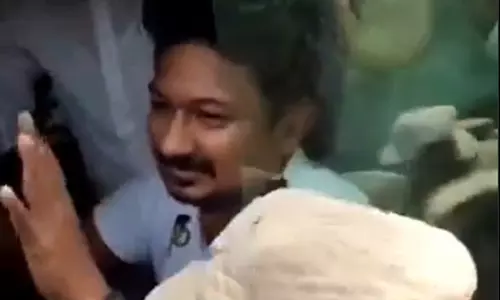 थाने के बाहर समर्थकों का जमावड़ा, पूछताछ के बाद रिहा हुए उदयनिधि स्टालिन थाने के बाहर समर्थकों का जमावड़ा, पूछताछ के बाद रिहा हुए उदयनिधि स्टालिन