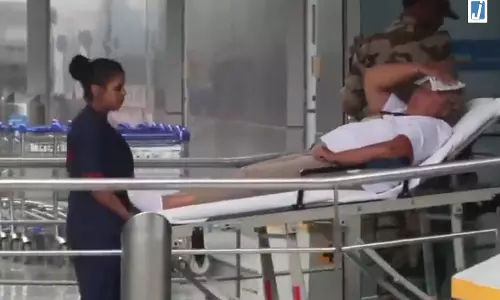 Air India फ्लाइट AI2379 तेज हवाओं में फंसी, 300 फीट नीचे गिरी; कई यात्री घायल Air India फ्लाइट AI2379 तेज हवाओं में फंसी, 300 फीट नीचे गिरी; कई यात्री घायल