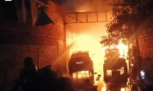 FIRE: गैराज में लगी भीषण आग, फायर ब्रिगेड ने समय रहते पाया काबू FIRE: गैराज में लगी भीषण आग, फायर ब्रिगेड ने समय रहते पाया काबू