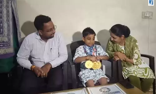 7 वर्षीय अनघ चित्थोड़ा ने रचा इतिहास, 10 मिनट में मंत्रोच्चार कर जीता अंतरराष्ट्रीय सम्मान 7 वर्षीय अनघ चित्थोड़ा ने रचा इतिहास, 10 मिनट में मंत्रोच्चार कर जीता अंतरराष्ट्रीय सम्मान