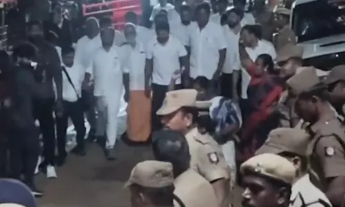 पूछताछ के बाद सेंगीपट्टी पुलिस स्टेशन से रवाना हुए उदयनिधि स्टालिन पूछताछ के बाद सेंगीपट्टी पुलिस स्टेशन से रवाना हुए उदयनिधि स्टालिन