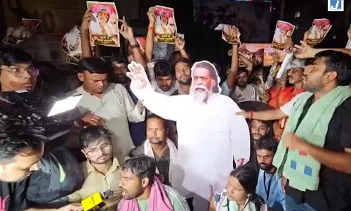 छात्रों का प्रदर्शन जारी, परीक्षा अनियमितताओं पर कार्रवाई और शिक्षा सुधार की मांग तेज छात्रों का प्रदर्शन जारी, परीक्षा अनियमितताओं पर कार्रवाई और शिक्षा सुधार की मांग तेज