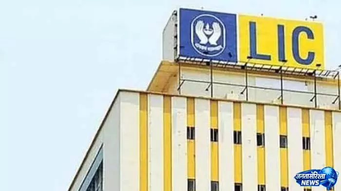 LIC में हिस्सेदारी बेच रही सरकार, आज से 6.5% OFS खुला, 382 रुपये में पार्टनर बनने का मौका