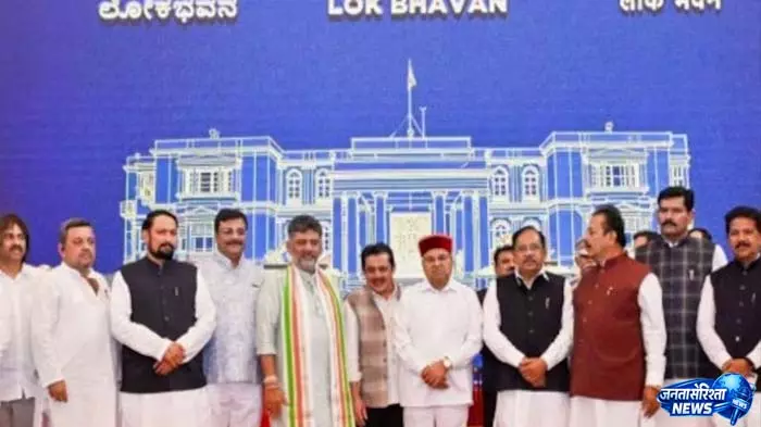 कर्नाटक कैबिनेट विस्तार में सियासी हलचल, शपथ समारोह से सिद्धारमैया रहे गायब कर्नाटक कैबिनेट विस्तार में सियासी हलचल, शपथ समारोह से सिद्धारमैया रहे गायब