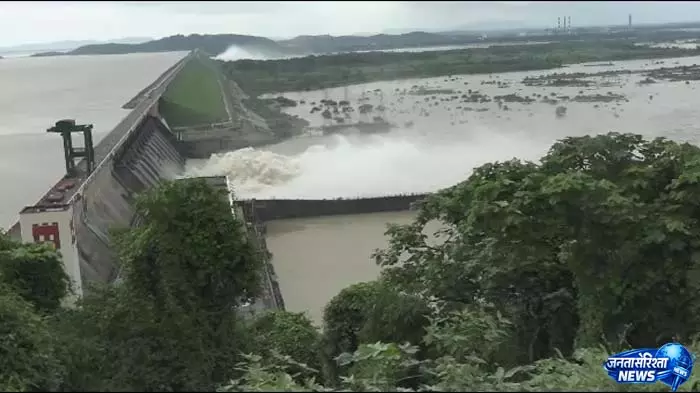 Hirakud में जलस्तर घटा, 13 गेट खुले Hirakud में जलस्तर घटा, 13 गेट खुले