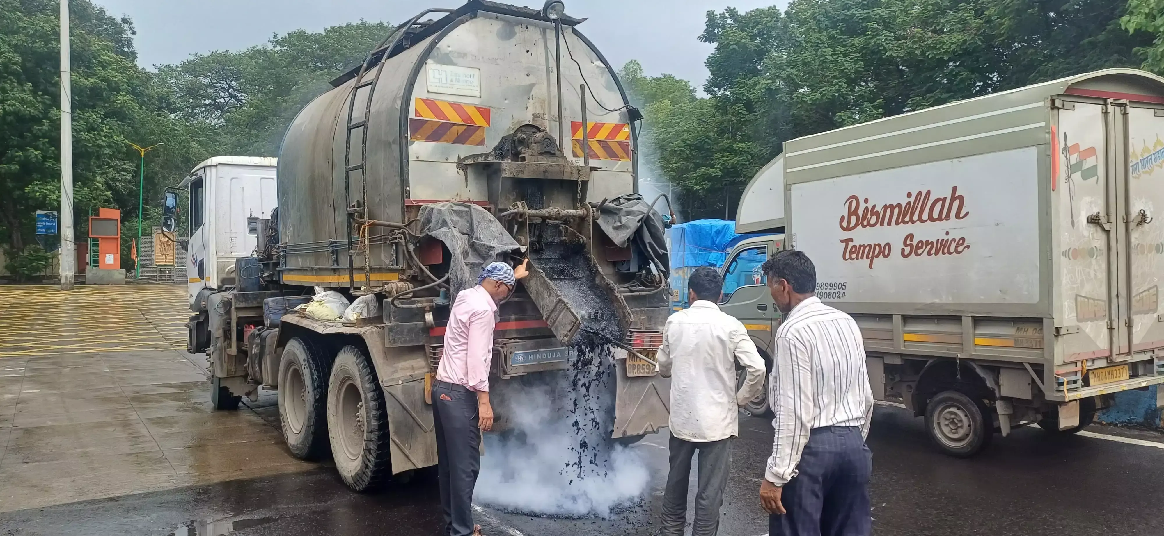 Mumbai: बरसात के बीच टीएमसी ने शुरू किया गड्ढे भरने का अभियान Mumbai: बरसात के बीच टीएमसी ने शुरू किया गड्ढे भरने का अभियान