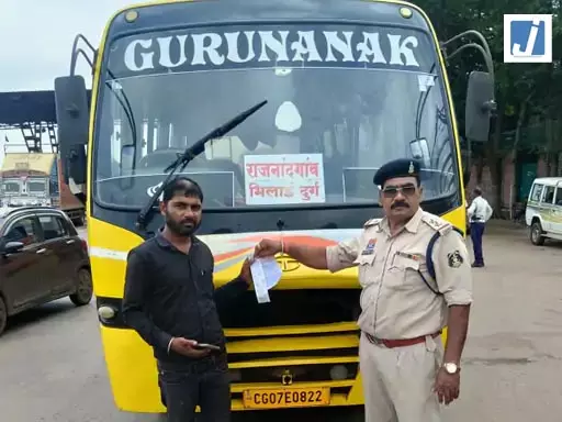 दुर्ग में पहली बार: नशे में यात्रियों से भरी बस चला रहा था ड्राइवर, कोर्ट ने भेजा जेल, ₹15 हजार जुर्माना दुर्ग में पहली बार: नशे में यात्रियों से भरी बस चला रहा था ड्राइवर, कोर्ट ने भेजा जेल, ₹15 हजार जुर्माना