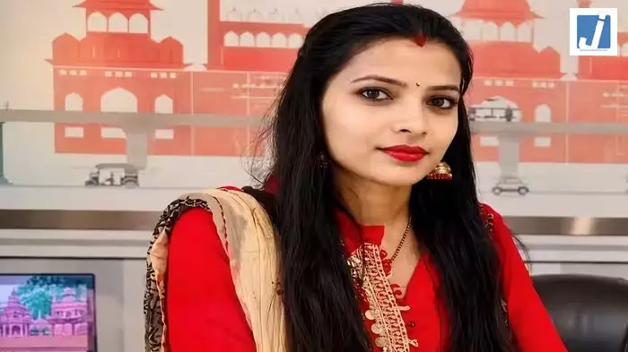 32 सेकंड में चाकू से 34 वार...स्कूल में घुसकर सरेआम महिला टीचर की हत्या, VIDEO 32 सेकंड में चाकू से 34 वार...स्कूल में घुसकर सरेआम महिला टीचर की हत्या, VIDEO