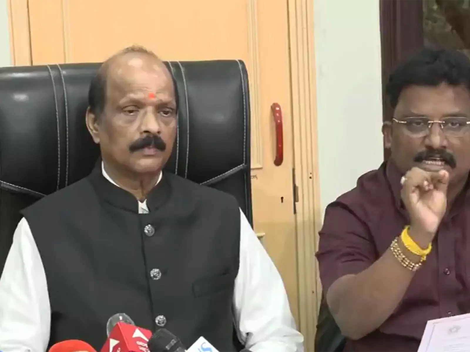 दान चोरी के आरोपों के बीच सिद्धिविनायक ट्रस्ट ने मांगा ऑडिट दान चोरी के आरोपों के बीच सिद्धिविनायक ट्रस्ट ने मांगा ऑडिट