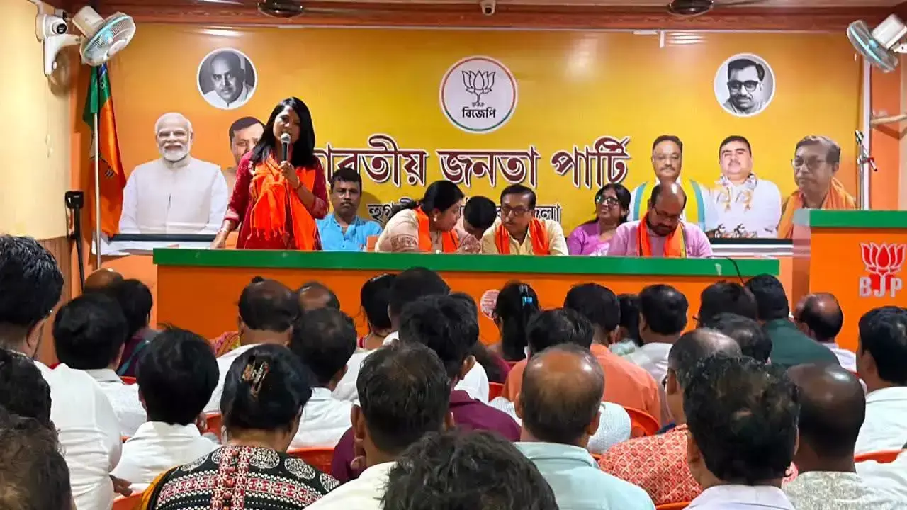 Hooghly: मंत्री सुमना सरकार की मौजूदगी में तिरंगा यात्रा की रणनीति तैयार Hooghly: मंत्री सुमना सरकार की मौजूदगी में तिरंगा यात्रा की रणनीति तैयार
