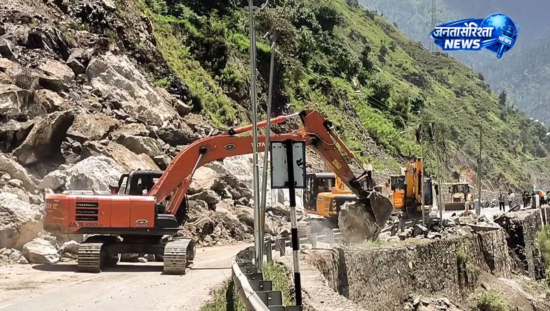 बारिश और भूस्खलन से बार-बार प्रभावित हो रहा जम्मू-श्रीनगर नेशनल हाईवे बारिश और भूस्खलन से बार-बार प्रभावित हो रहा जम्मू-श्रीनगर नेशनल हाईवे
