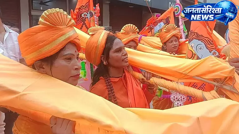 ताजमहल जा रहे कांवड़ियों को रोका, मंदिर में किया जलाभिषेक ताजमहल जा रहे कांवड़ियों को रोका, मंदिर में किया जलाभिषेक