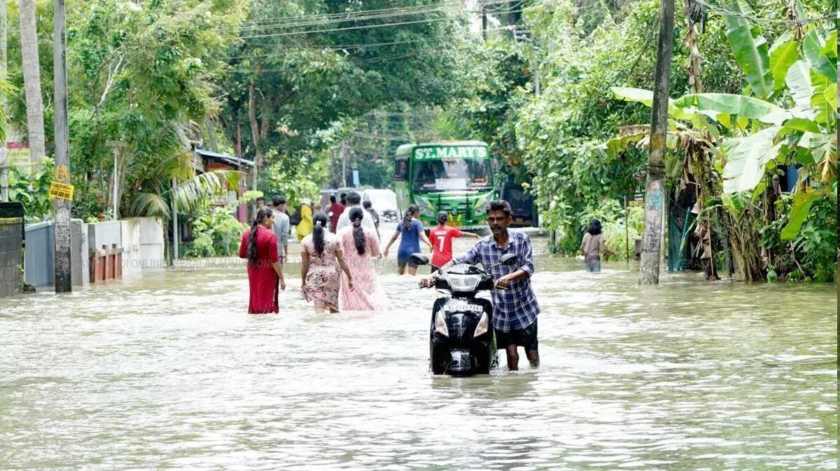Kerala rains: कई जिलों में शिक्षण संस्थानों के लिए छुट्टी घोषित Kerala rains: कई जिलों में शिक्षण संस्थानों के लिए छुट्टी घोषित