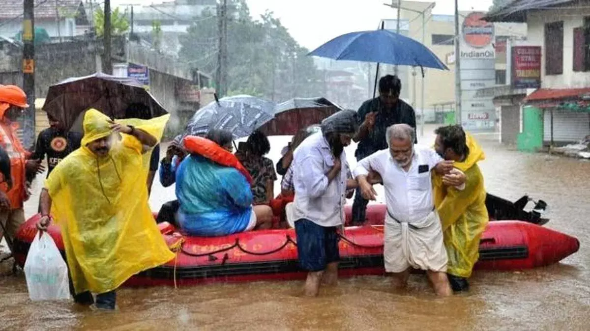 केरल में भारी तबाही के बाद राहत पैकेज: घर-जमीन गंवाने वालों को ₹12 लाख का मुआवज़ा केरल में भारी तबाही के बाद राहत पैकेज: घर-जमीन गंवाने वालों को ₹12 लाख का मुआवज़ा