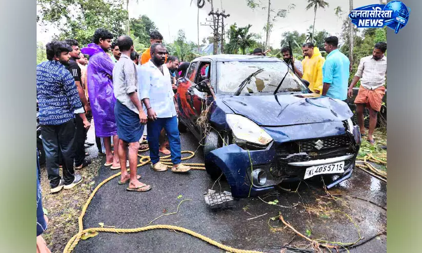 गूगल मैप्स से भटकी कार नाले में गिरी, चार लोगों की बची जान गूगल मैप्स से भटकी कार नाले में गिरी, चार लोगों की बची जान