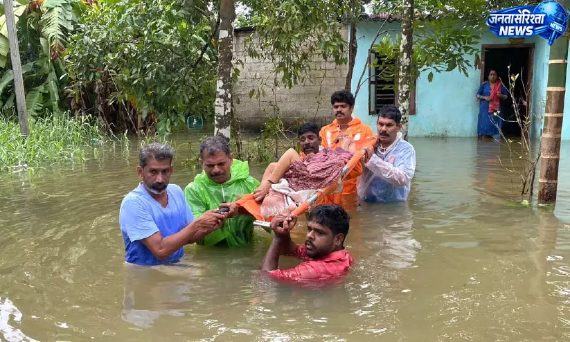 बाढ़ में रेस्क्यू की मिसाल, मरीज को स्ट्रेचर पर पानी के बीच बचाया बाढ़ में रेस्क्यू की मिसाल, मरीज को स्ट्रेचर पर पानी के बीच बचाया