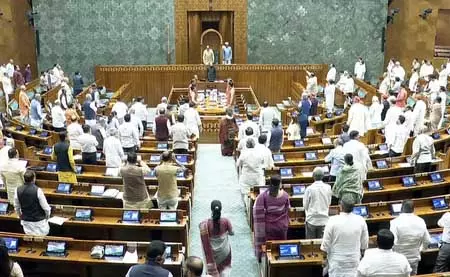 लगातार हंगामे के कारण लोकसभा की कार्यवाही बुधवार सुबह 11 बजे तक स्थगित लगातार हंगामे के कारण लोकसभा की कार्यवाही बुधवार सुबह 11 बजे तक स्थगित