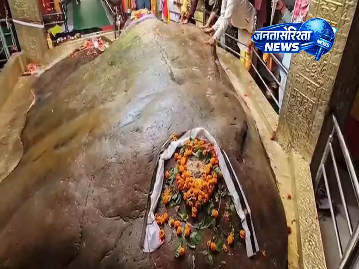 चमत्कार या रहस्य? हर साल बढ़ता है इस लेटे हुए शिवलिंग का आकार चमत्कार या रहस्य? हर साल बढ़ता है इस लेटे हुए शिवलिंग का आकार