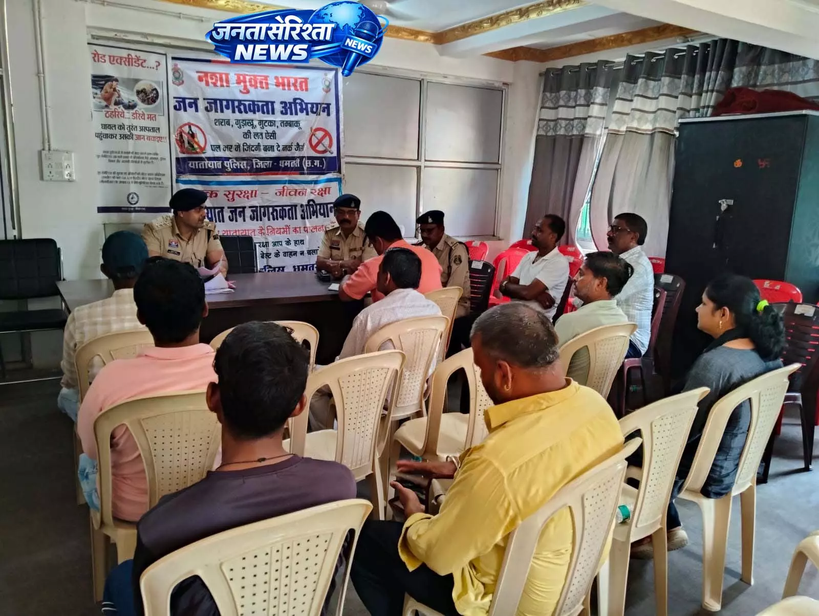 धमतरी पुलिस की सख्ती: नाबालिगों को वाहन देने पर पालकों को चेतावनी धमतरी पुलिस की सख्ती: नाबालिगों को वाहन देने पर पालकों को चेतावनी