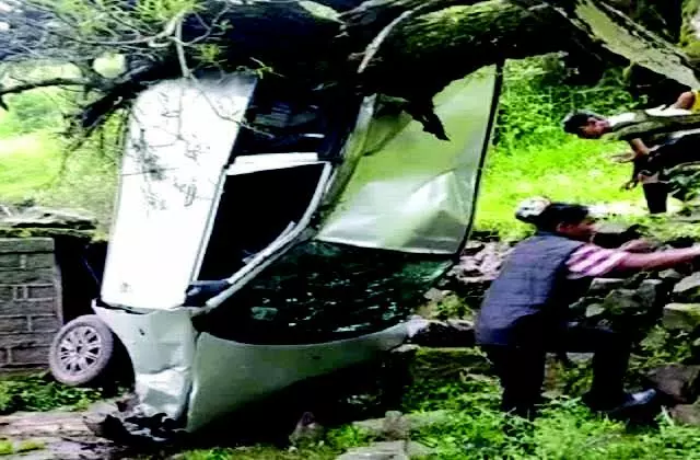 Nahan: 300 फीट गहरी खाई में समाई कार, दो की मौत, महिला घायल Nahan: 300 फीट गहरी खाई में समाई कार, दो की मौत, महिला घायल