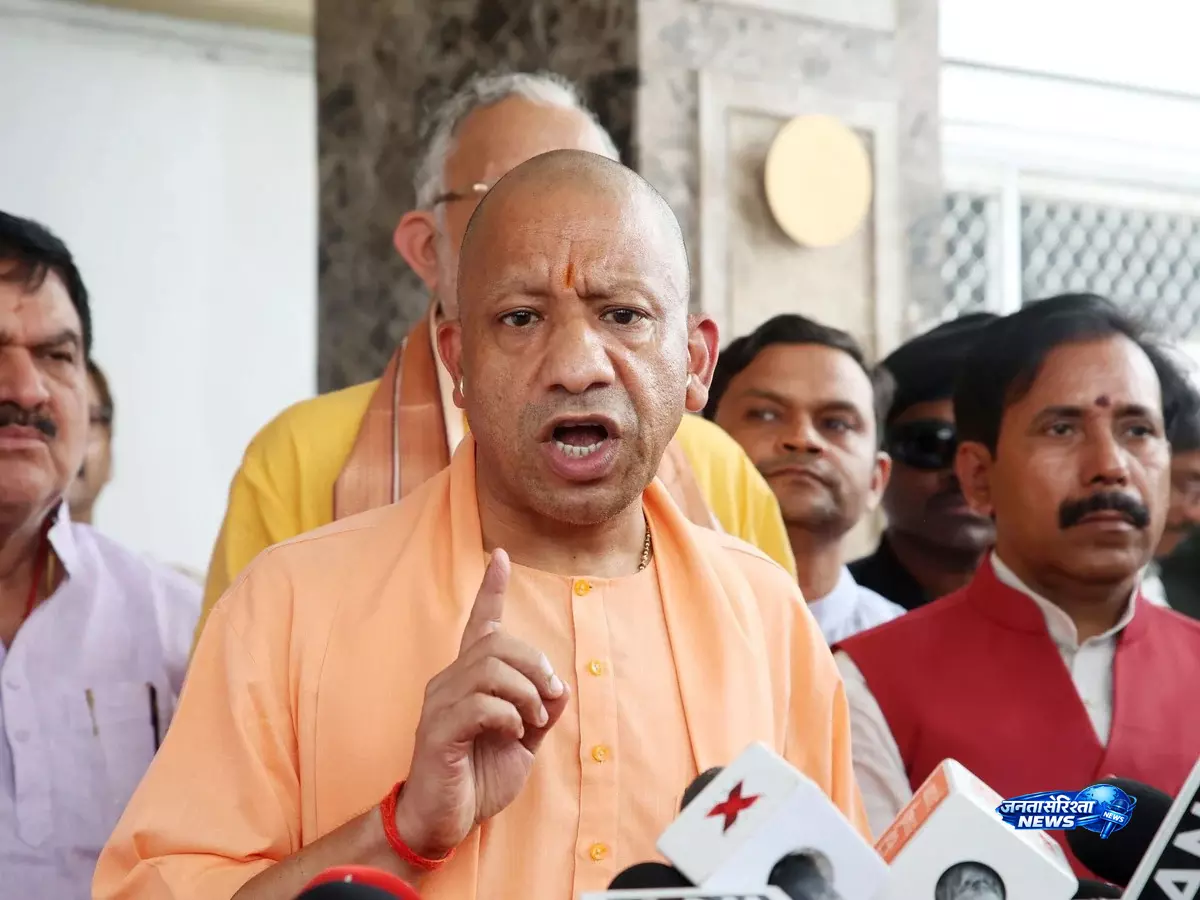 सपा ने संविधान की धज्जियां उड़ाईं, सदन में भड़के सीएम योगी सपा ने संविधान की धज्जियां उड़ाईं, सदन में भड़के सीएम योगी