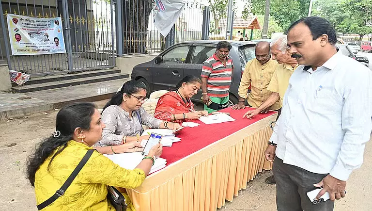 कर्नाटक में मतदाता सर्वे अंतिम चरण में कर्नाटक में मतदाता सर्वे अंतिम चरण में