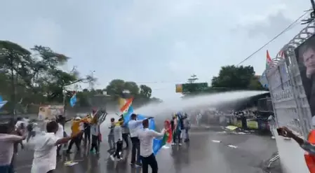 पटना में छात्रों का प्रदर्शन, सीएम आवास मार्च के दौरान बैरिकेडिंग तोड़ी; प्रदर्शनकारियों पर पानी की बौछार पटना में छात्रों का प्रदर्शन, सीएम आवास मार्च के दौरान बैरिकेडिंग तोड़ी; प्रदर्शनकारियों पर पानी की बौछार