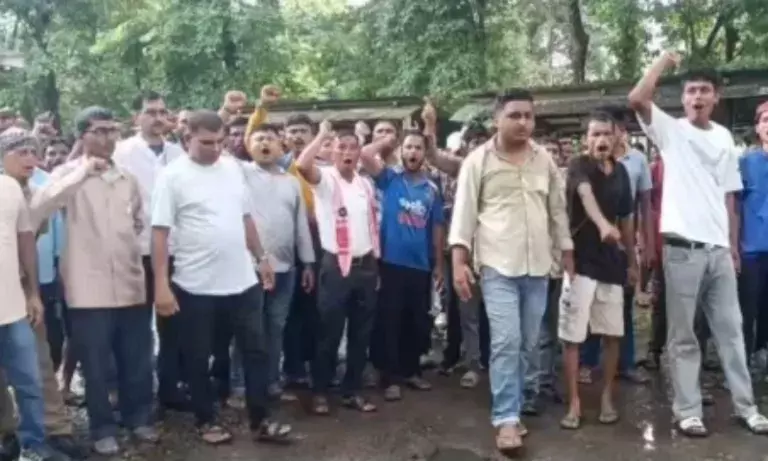 असम: बढ़ते हाथी के हमलों से आक्रोश, ग्रामीणों ने डूमडूमा वन कार्यालय घेरा असम: बढ़ते हाथी के हमलों से आक्रोश, ग्रामीणों ने डूमडूमा वन कार्यालय घेरा