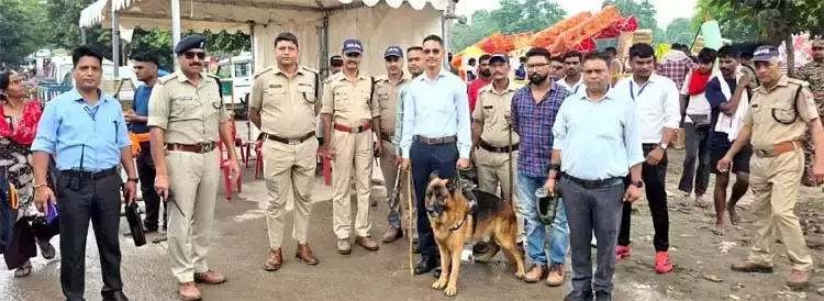 Haridwar: सुरक्षा के मद्देनजर डॉग स्क्वायड और बीडीएस का फ्लैग मार्च व सर्च अभियान Haridwar: सुरक्षा के मद्देनजर डॉग स्क्वायड और बीडीएस का फ्लैग मार्च व सर्च अभियान