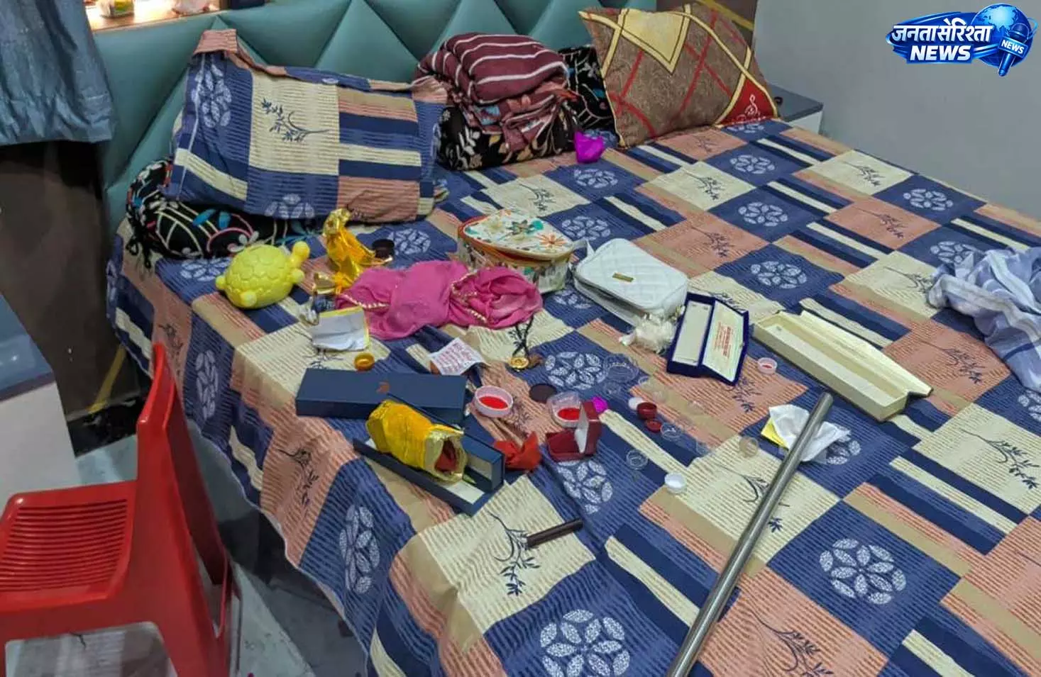 सेंट्रल लॉक तोड़कर घर में घुसे चोर, लाखों के जेवर लेकर चोर फरार सेंट्रल लॉक तोड़कर घर में घुसे चोर, लाखों के जेवर लेकर चोर फरार