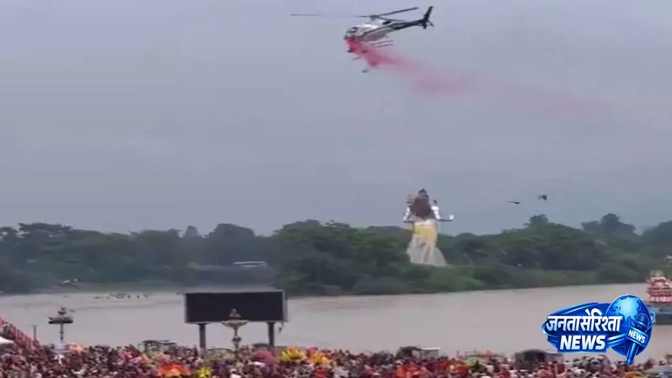 हरिद्वार में कांवड़ियों पर पुष्पवर्षा, CM धामी बोले- हर पंखुड़ी शिवभक्तों की श्रद्धा को नमन हरिद्वार में कांवड़ियों पर पुष्पवर्षा, CM धामी बोले- हर पंखुड़ी शिवभक्तों की श्रद्धा को नमन