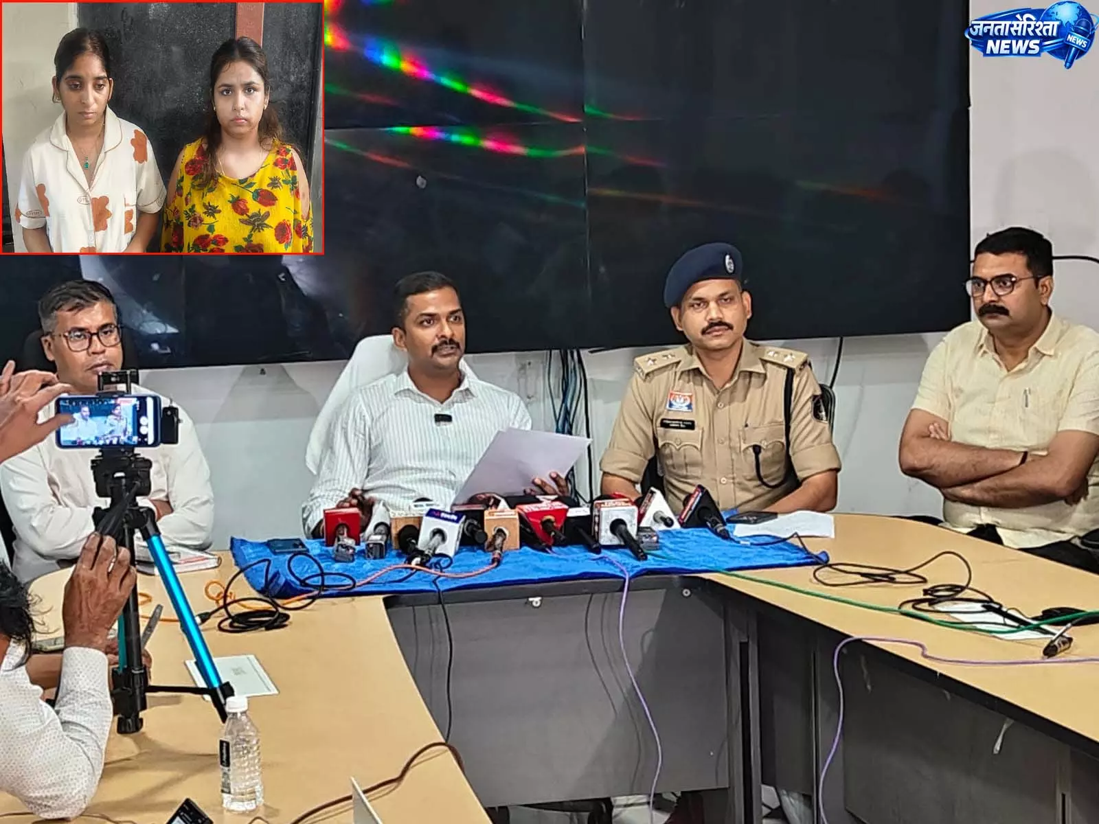 ब्लैकमनी को असली बनाने का झांसा देकर करोड़ों की ठगी, दो महिलाएं गिरफ्तार ब्लैकमनी को असली बनाने का झांसा देकर करोड़ों की ठगी, दो महिलाएं गिरफ्तार
