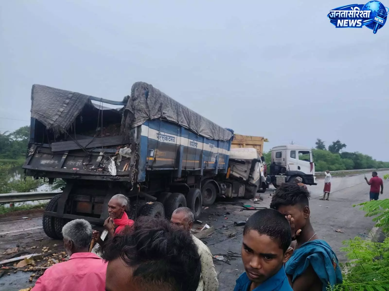 रतनपुर में भीषण सड़क हादसा, तीन ट्रेलर भिड़े, चालक गंभीर रतनपुर में भीषण सड़क हादसा, तीन ट्रेलर भिड़े, चालक गंभीर
