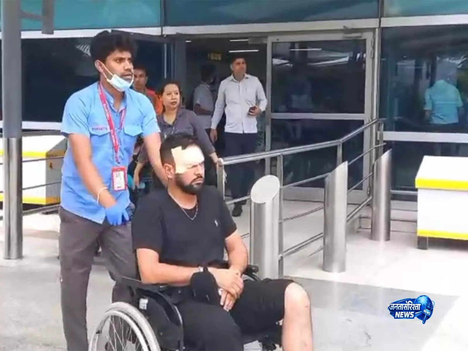 फुकेट-दिल्ली एयर इंडिया फ्लाइट में टर्बुलेंस, 7 यात्रियों को अस्पताल भेजा गया फुकेट-दिल्ली एयर इंडिया फ्लाइट में टर्बुलेंस, 7 यात्रियों को अस्पताल भेजा गया