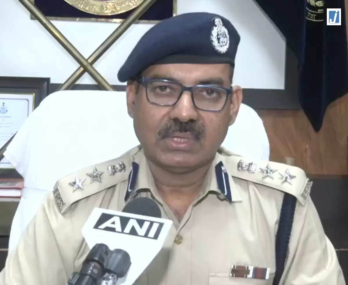 देर रात पुलिस की रेड, 13 लोग हिरासत में, दस्तावेजों की जांच जारी देर रात पुलिस की रेड, 13 लोग हिरासत में, दस्तावेजों की जांच जारी