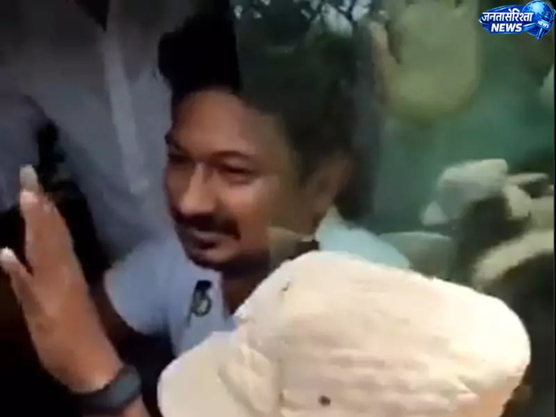 थाने के बाहर समर्थकों का जमावड़ा, पूछताछ के बाद रिहा हुए उदयनिधि स्टालिन थाने के बाहर समर्थकों का जमावड़ा, पूछताछ के बाद रिहा हुए उदयनिधि स्टालिन