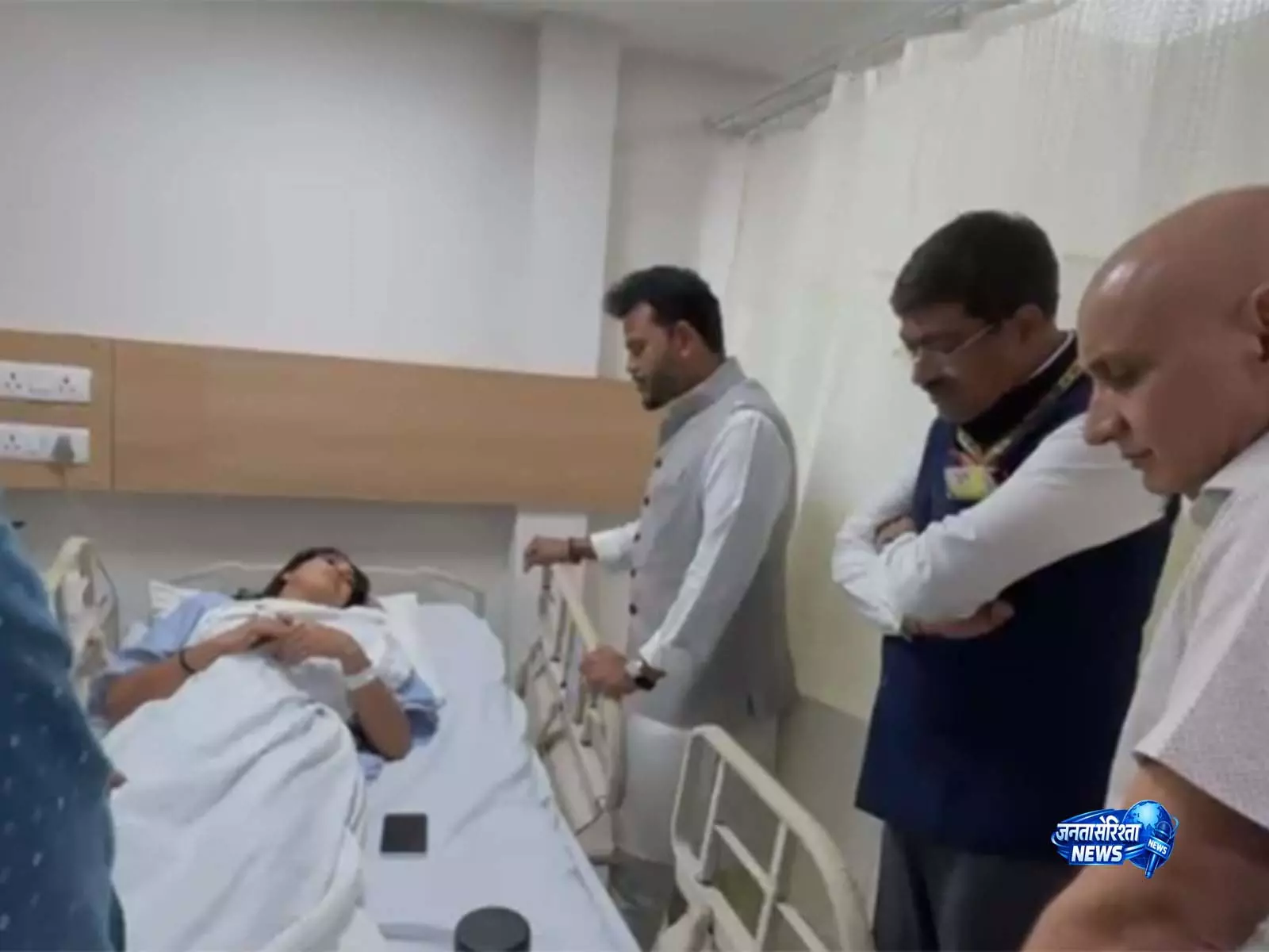 घायल एयर इंडिया यात्रियों से मिले उड्डयन मंत्री, हरसंभव मदद का भरोसा घायल एयर इंडिया यात्रियों से मिले उड्डयन मंत्री, हरसंभव मदद का भरोसा