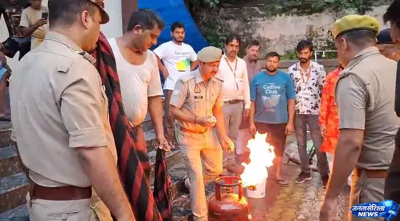 कांवड़ यात्रा में सुरक्षा पर जोर, अग्निशमन टीम ने शिविरों का किया निरीक्षण कांवड़ यात्रा में सुरक्षा पर जोर, अग्निशमन टीम ने शिविरों का किया निरीक्षण