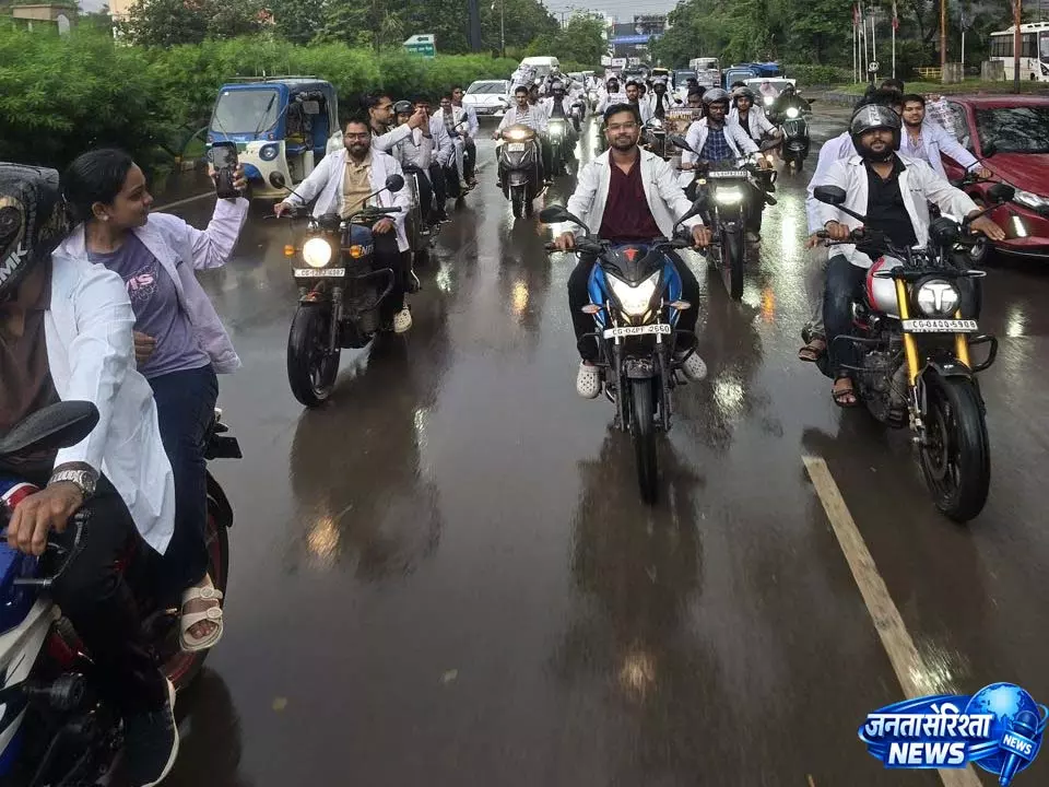 मेकाहारा के MBBS इंटर्न डॉक्टर अनिश्चितकालीन हड़ताल पर, स्टाइपेंड बढ़ाने की मांग मेकाहारा के MBBS इंटर्न डॉक्टर अनिश्चितकालीन हड़ताल पर, स्टाइपेंड बढ़ाने की मांग