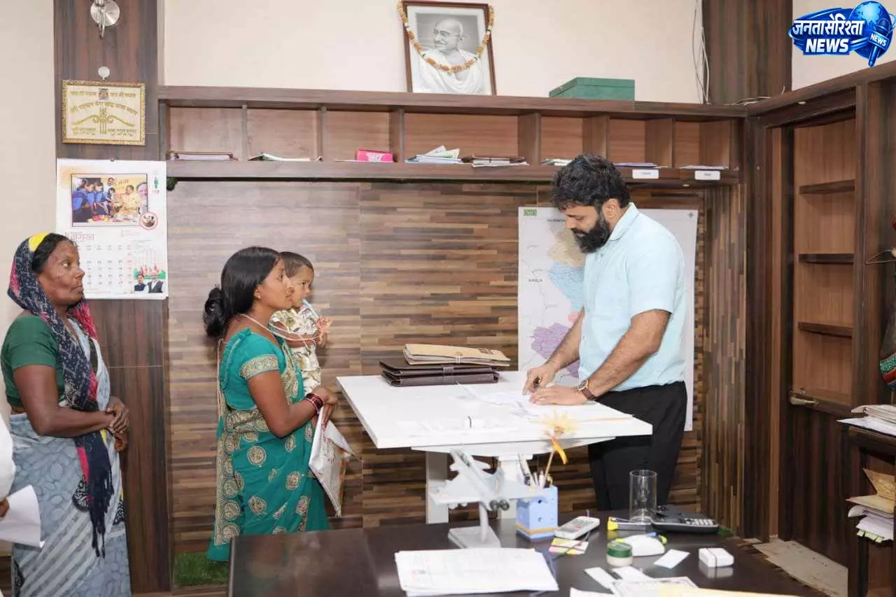 कलेक्टर व्यास ने जनदर्शन में सुनी आमजन की समस्याएं कलेक्टर व्यास ने जनदर्शन में सुनी आमजन की समस्याएं